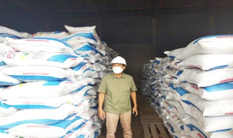 Direktur Pemasaran Pupuk Indonesia Gusrizal meninjau ketersediaan pupuk di Gudang Distributor Pupuk Indonesia, Sragen, Jawa Tengah, Kamis (4/11).