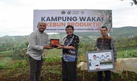 Direktur Pemberdayaan Zakat dan Wakaf (Ditzawa), Kementerian Agama RI Prof Waryono Abdul Ghafur saat mengunjungi Kampung Wakaf yang dikelola oleh Rumah Wakaf di Desa Mekarmanik, Kecamatan Cimenyan, Kabupaten Bandung, Jawa Barat, pada Rabu (17/1). 