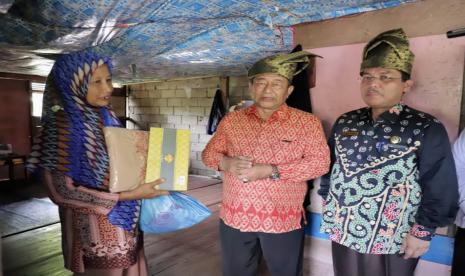 Direktur Pemberdayaan Zakat dan Wakaf Kemenag, Tarmizi Tohor menyerahkan bantuan kepada salah seorang warga di Desa Sungai Cina, Kecamatan Rangsang Barat, Kabupaten Kepulauan Meranti.