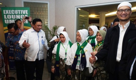 Direktur Pembinaan Umrah dan Haji Khusus Kementerian Agama Muhadjirin Yanis (kiri) bersama Ketua Umum Asosiasi Penyelenggara Haji Umrah dan Inbound Indonesia (Asphurindo) Syam Resfiady (kanan) melepas jamaah umrah usai meresmikan fasilitas Umrah Lounge di Bandara Hotel, Tangerang, Banten, Senin (10/4). 