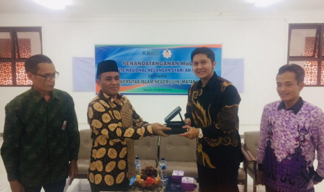 Direktur Pendidikan dan Riset Keuangan Syariah Komite Nasional Keuangan Syariah (KNKS) Sutan Emir Hidayat menghadiri penandatangan Nota Kesepahaman dan Sosialisasi “Peran KNKS dalam Pengembangan Sumber Daya Manusia Ekonomi Syariah yang diselenggarakan di Universitas Islam Negeri (UIN) Mataram.