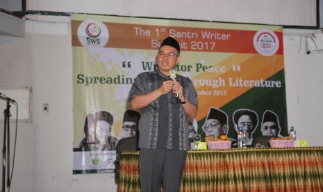 Direktur Pendidikan Diniyah dan Pondok Pesantren Kemenag Dr H Ahmad Zayadi MPd membuka Santri Writer Summit di Pusat Kebudayaan Jepang UI Depok, Sabtu (28/10). 