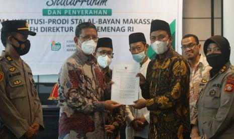 Direktur Pendidikan Tinggi Keagamaan Islam (PTKI) Kemenag RI, Prof Dr Suyitno MAg (kedua dari kiri)  menyerahkan Keputusan Menteri Agama (KMA) izin pendirian Sekolah Tinggi Agama Islam (STAI) Al Bayan Hidayatullah Makassar kepada Ketua Yayasan Al Bayan Ustadz  Suwito Fatah MM (kedua dari kanan)  di Hotel Teras Kita Makassar, Kamis (3/2).