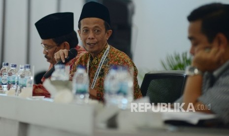 Direktur Penerangan Agama Islam Direktorat Jenderal Bimbingan Masyarakat Islam Muchtar Ali (kedua kiri) bersama perwakilan dewan hakim dan kafilah memberikan pemaparan saat dialog Nasional seni kaligrafi Islam dalam rangkaian MTQ Nasional yang diadakan di 