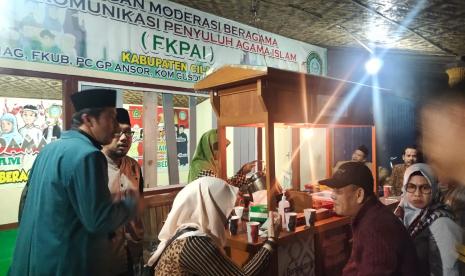 Direktur Penerangan Agama Islam Kementerian Agama, Syamsul Bahri duduk santai sembari bercengkerama bersama puluhan masyarakat di Angkringan Moderasi Beragama di Kawasan Wisata Religi Srandil, Cilacap, Rabu (18/5/2022) malam. 