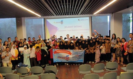 Anak-anak yatim dan anak jalanan berkesempatan mendengarkan penjelasan mengenai teknologi informasi dari pihak  Datacomm Cloud Business.