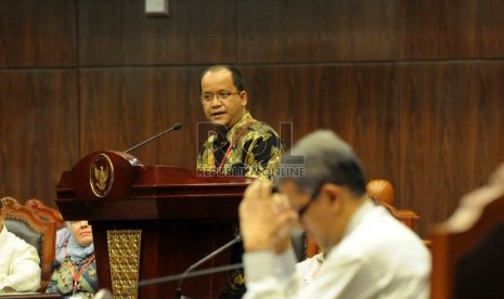 Direktur Pengelolaan Dana Haji Ramadhan Harisman memberikan keterangannya dalam sidang pleno dengan agenda mendengarkan keterangan ahli Presiden dalam sidang uji materi UU bidang haji di Gedung MK, Jakarta Pusat, Rabu (15/4).(Republika/Agung Supriyanto)