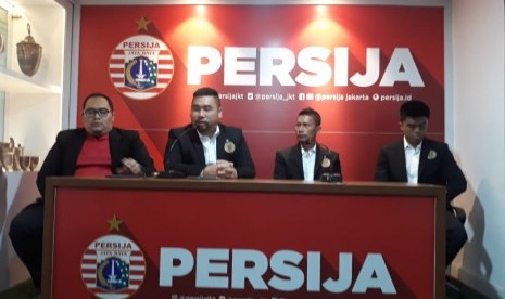 Direktur Pengembangan Persija Jakarta, Ganesha Putra (kedua dari kiri) saat konferensi pers di Kantor Persija Jakarta, Kuningan, Jakarta pada Rabu (22/1).