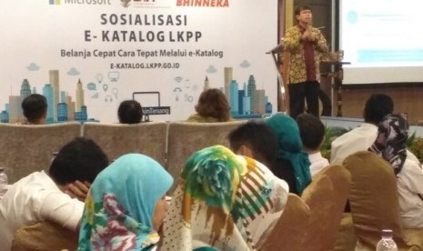 Direktur Pengembangan Sistem Katalog LKPP Emin Adhi Muhaemin memberikan penjelasan saat Sosialisasi E-Katalog LKPP yang bertajuk “Belanja Cepat Cara Tepat Melalui e-Katalog” di Kota Bandung, Selasa (3/10).