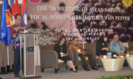 Direktur Pengolahan dan Pemasaran Hasil Perkebunan Direktorat Jenderal Kementerian Pertanian, Dedi Junaedi (paling kiri), dan Gubernur Bangka Belitung Erzaldi Rosman (paling kanan) saat acara  The 7th Meeting of ASEAN National Focal Point Working Group on Pepper di Pangkal Pinang, Bangka Belitung, Selasa (26/6).