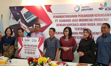 Direktur Pengolahan dan Pemasaran Hasil Peternakan Ditjen PKH Kementan Fini Mufiani menyaksikan penandatanganan MoU antara PT. Jasindo selaku BUMN dengan Koperasi Agro Niaga (KAN) Jabung (22/09).