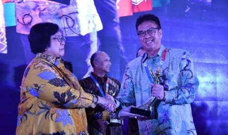 Direktur Pengolahan Pertamina, Budi Santoso Syarif (kanan) menerima penghargaan Proper Emas untuk Pertamina RU VI Balongan, yang diserahkan Menteri Lingkungan Hidup dan Kehutanan, Siti Nurbaya, di Jakarta, Kamis (27/12).