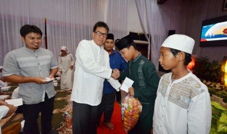 Direktur Pengolahan Pertamina Budi Santoso Syarif memberikan santunan dan bingkisan kepada 300 anak yatim di Balongan, Senin (4/6). 