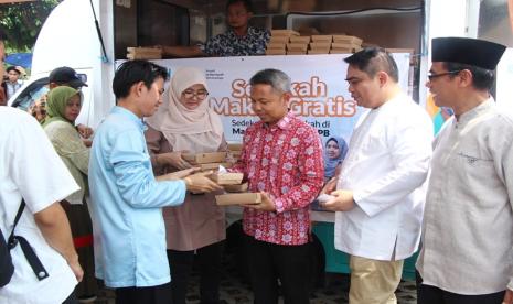 Direktur Penjualan & Distribusi BSI Anton Sukarna (kanan kedua) bersama Wakil Rektor Bidang Pendidikan Dan Kemahasiswaan IPB Prof. drh. Deni Noviana, PhD, DAiCVIM (kanan ketiga) dan Ketua DKM Masjid Al Hurriyah IPB Dr.Ir. Abdul Munif MSc.Agr (kanan pertama) saat membagikan makan siang gratis (Jumat Berkah) kepada jamaah sholat jumat di Masjid Al Hurriyah IPB, Bogor, Jumat (24/11)