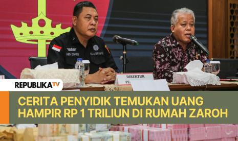 Direktur Penyidikan Jaksa Agung Muda Tindak Pidana Khusus Abdul Qohar (kiri) bersama Kapuspenkum Kejagung Harli Siregar (kanan) menyampaikan keterangan terkait penangkapan mantan pejabat Mahkamah Agung Zarof Ricar di Kejaksaan Agung, Jakarta, Jumat (25/10/2024). 