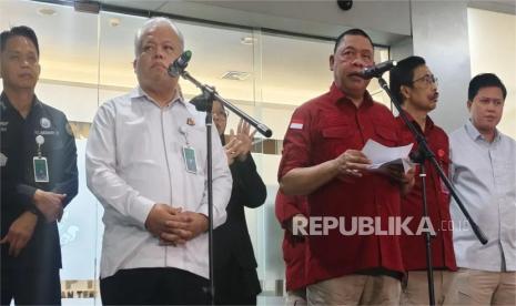 Direktur Penyidikan Jampidsus Kejagung, Abdul Qohar (kanan) dan Kapuspenkum Kejagung Harli Siregar (kiri) berbicara dalam konferensi pers di Gedung Kejagung, Jakarta Selatan, Rabu (26/2/2025) malam WIB. 