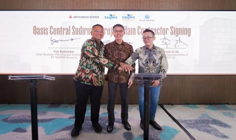 Direktur Perencanaan dan Aktuaria TASPEN Feb Sumandar, Direktur Utama Mitsubishi Estate Indonesia Yasuaki Oda dan Direktur Utama China State Construction Overseas Development Shanghai (CSCT-JO) Indonesia Steven Li Jie saat menandatanganai kerja sama Proyek Oasis Central Sudirman di Marketing Gallery, Jakarta Pusat, Senin (1/7/2024).