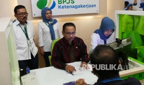 Direktur Perencanaan Strategis dan TI BPJS Ketenagakerjaan Sumarjono (tengah)