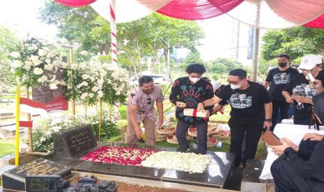 Direktur Perfilman, Musik dan Media Baru Kemendikbudristek Ahmad Mahendra dan Reza Rahadian berziarah ke makam Usmar Ismail di TPU Karet Bivak, Kamis (11/11). 