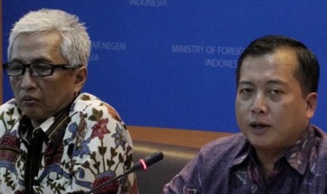 Direktur Perlindungan WNI dan Bantuan Hukum Indonesia Kementerian Luar Negeri Lalu Muhammad Iqbal (kanan)