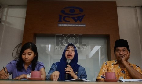  Direktur Perludem Titi Anggraini (tengah) bersama Ketua Lingkar Madani (LIMA) Ray Rangkuti (kanan) memberikan pemaparan terkait polemik penyelenggaraan Pilkada serentak saat menggelar diskusi bersama media di Kantor ICW, Jakarta, Jumat (13/11).