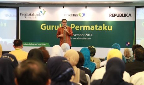  Direktur PermataBank Syariah, Achmad K Permana, saat berbicara pada program Guruku Permataku