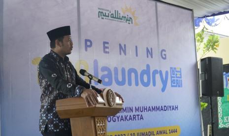 Direktur Pesantren Mu'allimin Muhammadiyah Yogyakarta, Aly Aulia, saat meluncurkan 1918 Laundry.