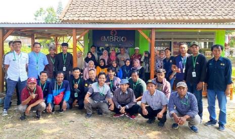 Direktur Polbangtan Malang, Setya Budhi Udrayana dan Project Manager PPIU Jatim, Acep Hariri di Embrio Center di Kecamatan Dampit bersama petani milenial Kabupaten Malang, Jatim Timur.