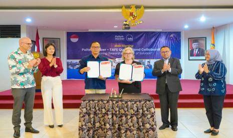 Direktur Poltek Harber, Agung Hendarto, dan Executive Support Officer TAFE Queensland, Suzanne Schmidt, menunjukkan dokumen MoU disaksikan Ketua Dewan Pembina Yayasan Politeknik Harapan Bersama (YPHB), Sudirman Said (dua dari kanan), Rabu (8/2).