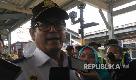 Direktur Prasarana Perkeretaapian Direktorat Jendral Prekeretaapian Kementerian Perhubungan Zulfikri menjelaskan tentang uji coba KRL Manggarai-Cikarang,  Jumat (28/7). 