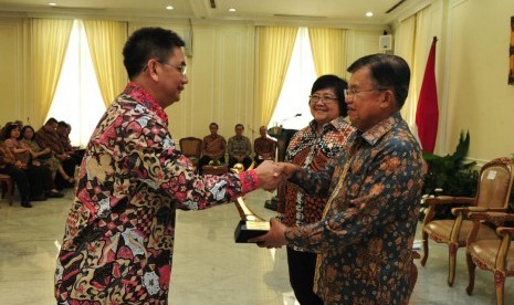 Direktur Produksi Bio Farma, Juliman, menerima penghargaan Proper Emas dari Wakil Presiden Jusuf Kalla di Istana Wapres di Jakarta.