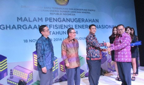 DIrektur Produksi PT Bio Farma (Persero) Juliman Fuad, menerima Penghargaan Efisiensi Energi Nasional dari Menteri ESDM Sudirman Said pada acara Malam Penganugerahan Penghargaan Efisiensi Energi Nasional beberapa waktu lalu di Jakarta