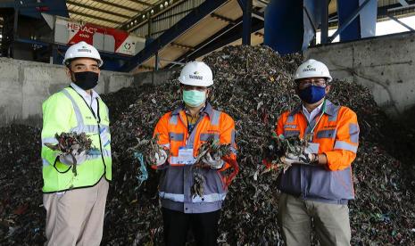 Direktur Produksi SIG, Benny Wendry (tengah) dan Direktur Utama SBI, Aulia Mulki Oemar (kiri), Direktur Manufaktur SBI, Lilik Unggul Raharjo (kanan) menunjukkan sampah yang akan diolah menjadi bahan bakar alternatif  (Refuse Derived Fuel/ RDF) di sela peresmian Fasilitas Pengolahan Sampah Domestik Terpadu, Jeruklegi, Kabupaten Cilacap (21/7).