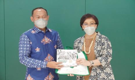 Direktur Program Pendidikan Dasar Tanoto Foundation M Ari Widowati dan Bupati Tebo Sukandar secara bersama-sama menandatangani perjanjian kerja sama di kantor pusat Tanoto Foundation, Jumat (25/2/2022). 