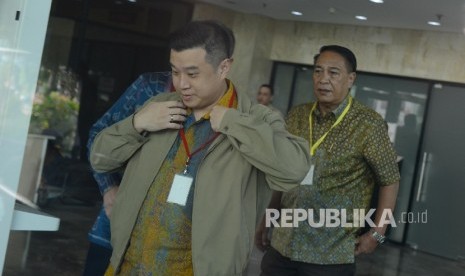 Direktur PT Agung Sedayu Group yang juga anak dari Sugianto Kusuma alias Aguan, Richard Halim Kusuma (kedua kiri) memasuki ruangan untuk mejalani pemeriksaan di Gedung Komisi Pemberantasan Korupsi (KPK), Rabu (11/5).  (Republika/Raisan Al Farisi)