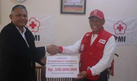 Direktur PT Ajinomoto Sales Indonesia Tri Mulyo menyerahkan donasi Ajinomoto Peduli kepada PMI di Lombok.