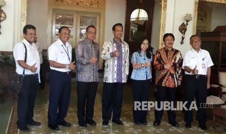 Direktur PT Angkasa Pura I Faik Fahmi bersama jajaran direksi PT Angkasa Pura I beraudiensi dengan Gubernur DIY Sri sultan Hamengku Buwono X menyampaikan progres pembangunan bandara di Kulon Progo di Geshong Ptacimosono Kepatihan.Yogyakarta, Rabu (4/4).