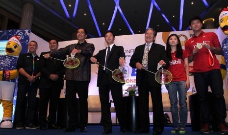 Direktur PT Bank Central Asia Tbk (BCA) Armand Hartono (tengah) bersama Ketua Umum PP PBSI Gita Wirjawan (ketiga kiri) dan Perwakilan Djarum Foundation Yan Harijadi (ketiga kanan) meresmikan secara simbolis BCA Indonesia Open Super Series Premier 2016 yang