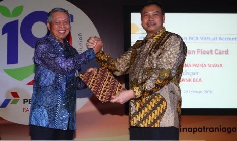  Direktur PT Bank Central Asia Tbk (BCA) Suwignyo Budiman (kiri) berjabat tangan dengan Direktur Utama Pertamina Patra Niaga (PPN) Gandhi Sriwidodo (kanan) usai menandatangani nota kesepahaman atau Memorandum of Understanding (MoU) terkait penggunaan fasil