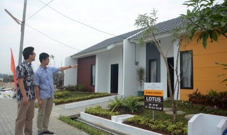 Direktur PT BNIP Cornelius Widjaja (kiri) dan Daniel Chandra mengamati rumah contoh tipe Lotus.