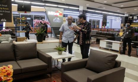 Direktur PT Catur Sentosa Adiprana Tbk., Warit Jintanawan (kanan) dan Antonius Tan (kiri) meninjau supermarket bangunan ke-38 Mitra10 usai peresmiannya di Kebonsari, Malang, Jawa Timur, Kamis (10/12/2020). Mitra10 meresmikan supermarketnya yang ke-38 di Malang, di atas lahan seluas 6.500 m2, menjual sebanyak 25 ribu jenis barang bahan bangunan dan furnitur yang pada triwulan III-2020 berhasil membukukan penjualan konsolidasi sebesar Rp9,1 triliun atau tumbuh 3,95 persen.