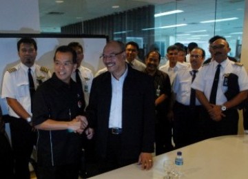 Direktur PT Garuda Emirsyah Satar (dua kiri) bersalaman dengan ketua Asosiasi Pilot Garuda (APG) Kapten Stevanus setelah sepakat menghentikan aksi mogok pilot yang dimediasi Meneg BUMN Mustafa Abu Bakar, di Tangerang, Banten, Kamis (28/7)