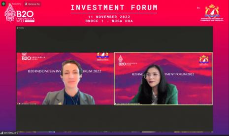 Direktur PT HM Sampoerna Tbk, Elvira Lianita (kanan) dalam diskusi  panel  dengan  tema Pertanian sebagai  Motor  Pertumbuhan:  Memastikan   Keberlanjutan dalam B20 Investment Forum, Jumat (11/11/2022) lalu. 