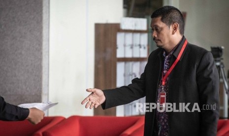 Direktur PT Industri Telekomunikasi Indonesia (INTI) Darman Mappangara bersiap menjalani pemeriksaan di Gedung KPK, Jakarta, Kamis (5/9/2019).