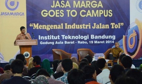 Direktur PT Jasa Marga Muh Najib Fauzan menyampaikan materi Mengenai Industri Jalan Tol di Indonesia pada acara 'Jasa Marga Goes to Campus' di Aula Barat Kampus ITB, Bandung, Rabu (19/3). (Republika/Edi Yusuf)