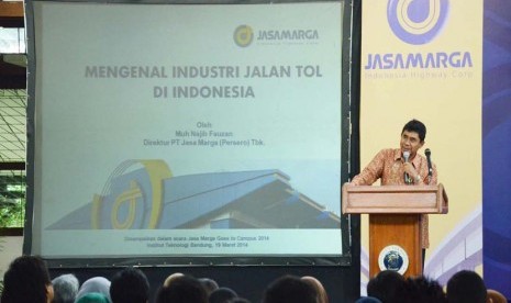 Direktur PT Jasa Marga Muh Najib Fauzan menyampaikan paparan Mengenai Industri Jalan Tol di Indonesia pada acara 'Jasa Marga Goes to Campus' di Aula Barat Kampus ITB, Bandung, Rabu (19/3).  (Republika/Edi Yusuf)