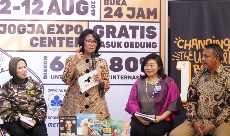 Direktur PT Jaya Ritel Indonesia, Uli Silalahi (kedua dari kiri) saat konferensi pers pagelaran Bazar Buku Big Bad Wolf (BBW) di Yogyakarta, Rabu (24/7).