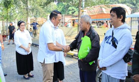 Direktur PT Perkebunan Nusantara (PTPN) 2 Irwan Peranginangin mengatakan menyambut HUT PTPN ke 27 pada 11 Maret mendatang, perseroan melakukan berbagai kegiatan sosial. Irwan menyerahkan santunan kepada puluhan anak yatim dan sembako kepada para tukang becak.