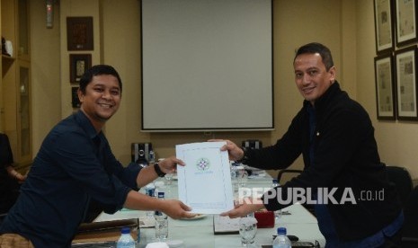 Direktur PT Republika Media Mandiri Agoosh Yoosran (kanan) memberikan berkas persyaratan untuk verifikasi media kepada tim Verifikasi Media dari Dewan Pers Gaib Maruto Sigit (kiri) di Ruang Rapat Gedung Harian Republika, Selasa (31/1). 