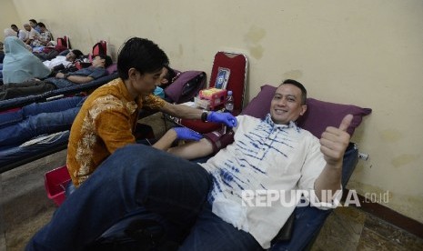 Direktur PT. Republika Media Mandiri Agoosh Yossran mendonorkan darahnya di Masjid Agung At-tin, Jakarta Timur, Jumat (31/12). 